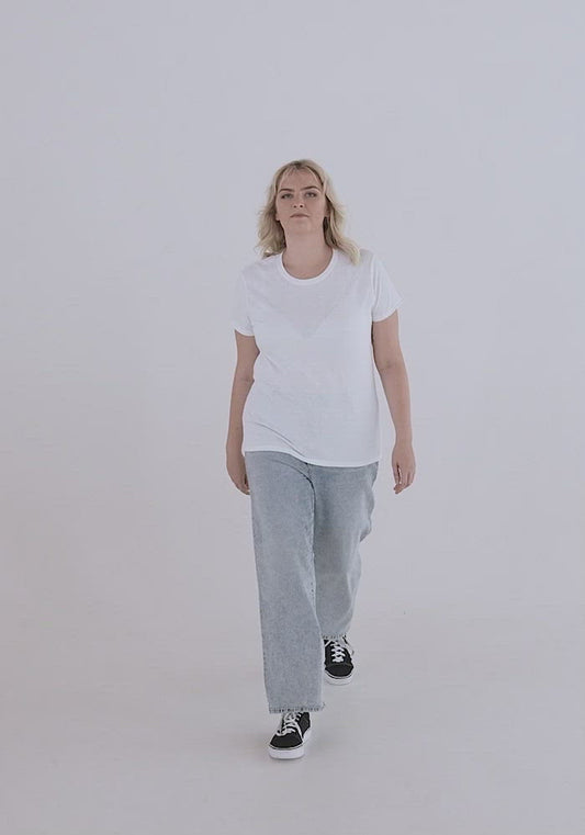 Women's Loose Crew Neck Tee Gildan 5000L.mp4